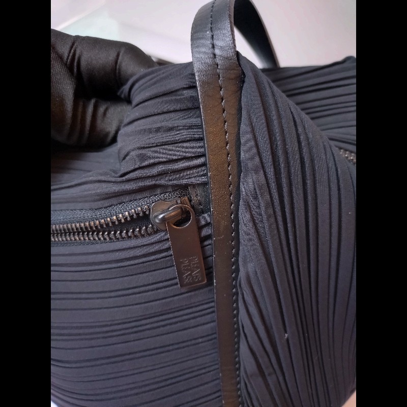 Pleats Please 黑色皺摺布肩背波士頓包-29