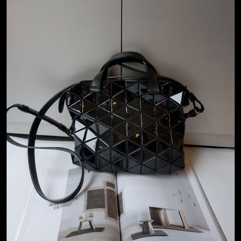 Issey Miyake BAOBAO 黑色亮格兩用波士頓包