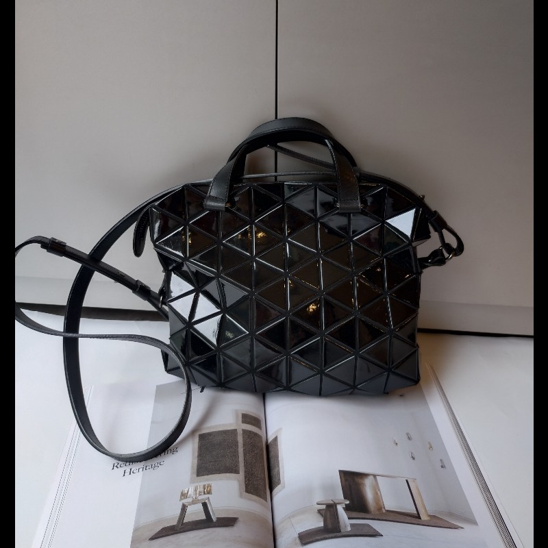 Issey Miyake BAOBAO 黑色亮格兩用波士頓包-0
