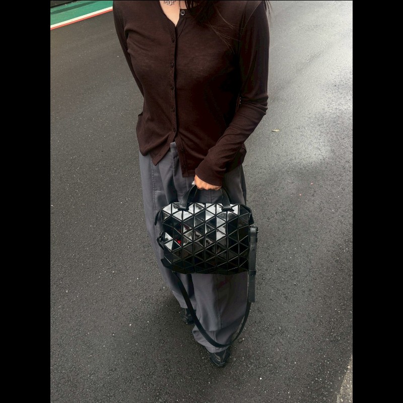 Issey Miyake BAOBAO 黑色亮格兩用波士頓包-3