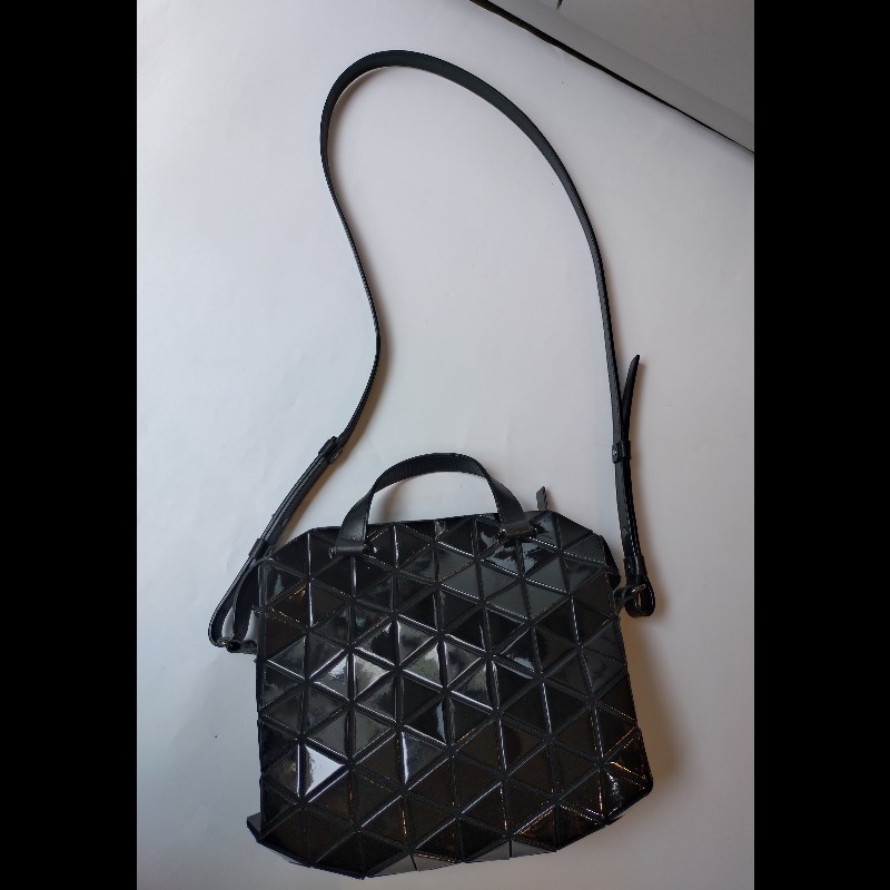 Issey Miyake BAOBAO 黑色亮格兩用波士頓包-4