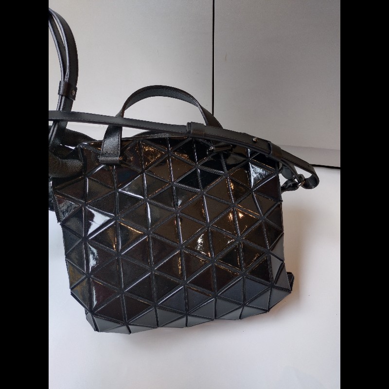 Issey Miyake BAOBAO 黑色亮格兩用波士頓包-5