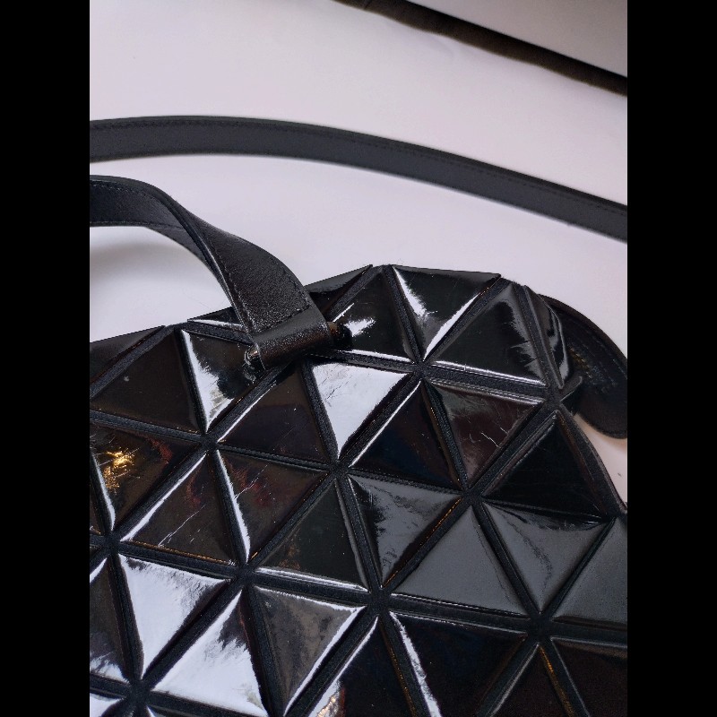 Issey Miyake BAOBAO 黑色亮格兩用波士頓包-9