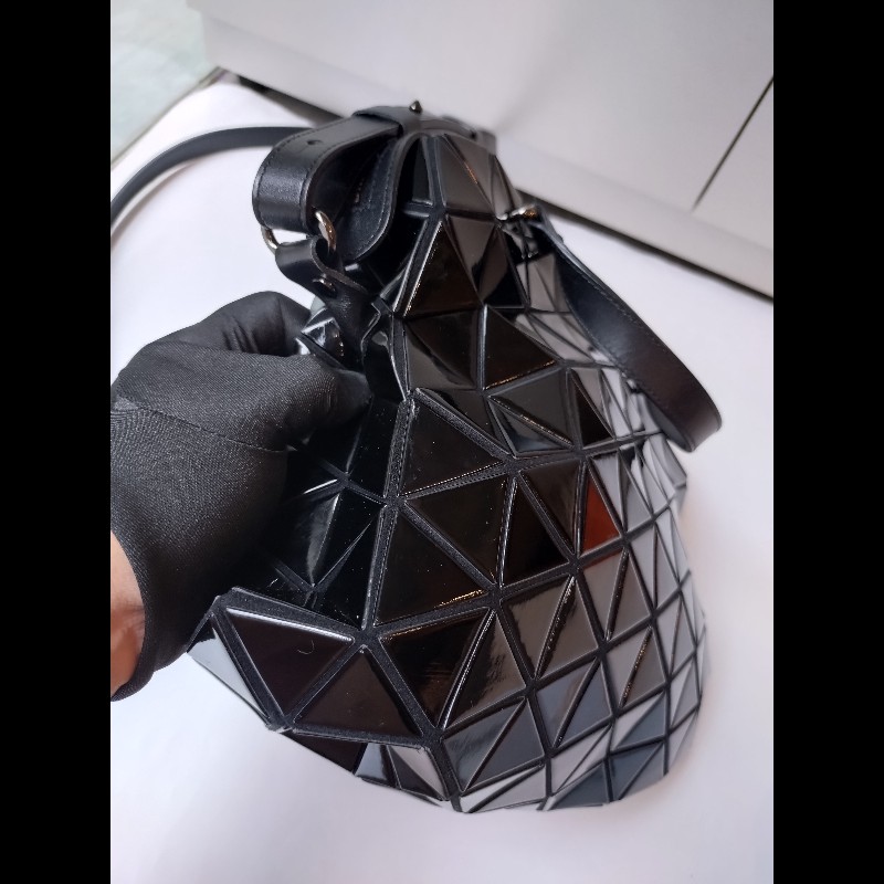 Issey Miyake BAOBAO 黑色亮格兩用波士頓包-11