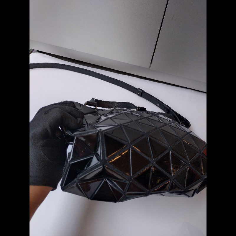 Issey Miyake BAOBAO 黑色亮格兩用波士頓包-15