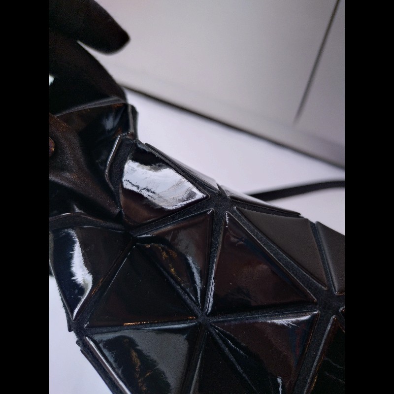 Issey Miyake BAOBAO 黑色亮格兩用波士頓包-17