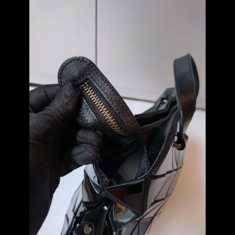 Issey Miyake BAOBAO 黑色亮格兩用波士頓包-24