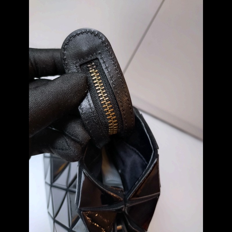 Issey Miyake BAOBAO 黑色亮格兩用波士頓包-26