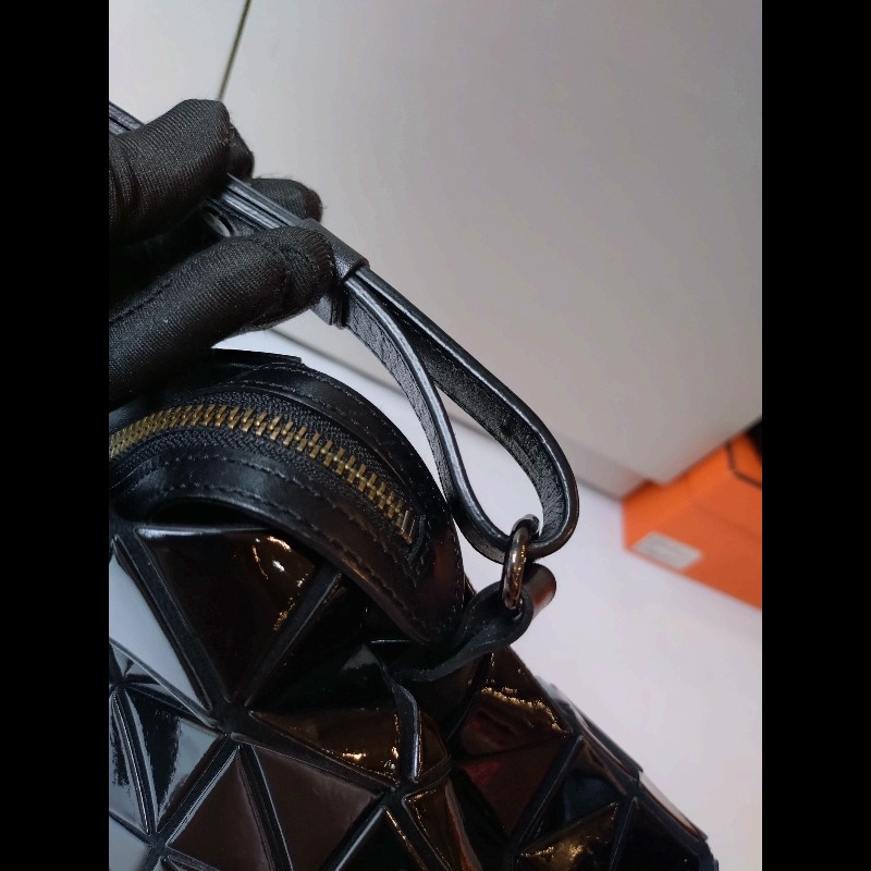 Issey Miyake BAOBAO 黑色亮格兩用波士頓包-31