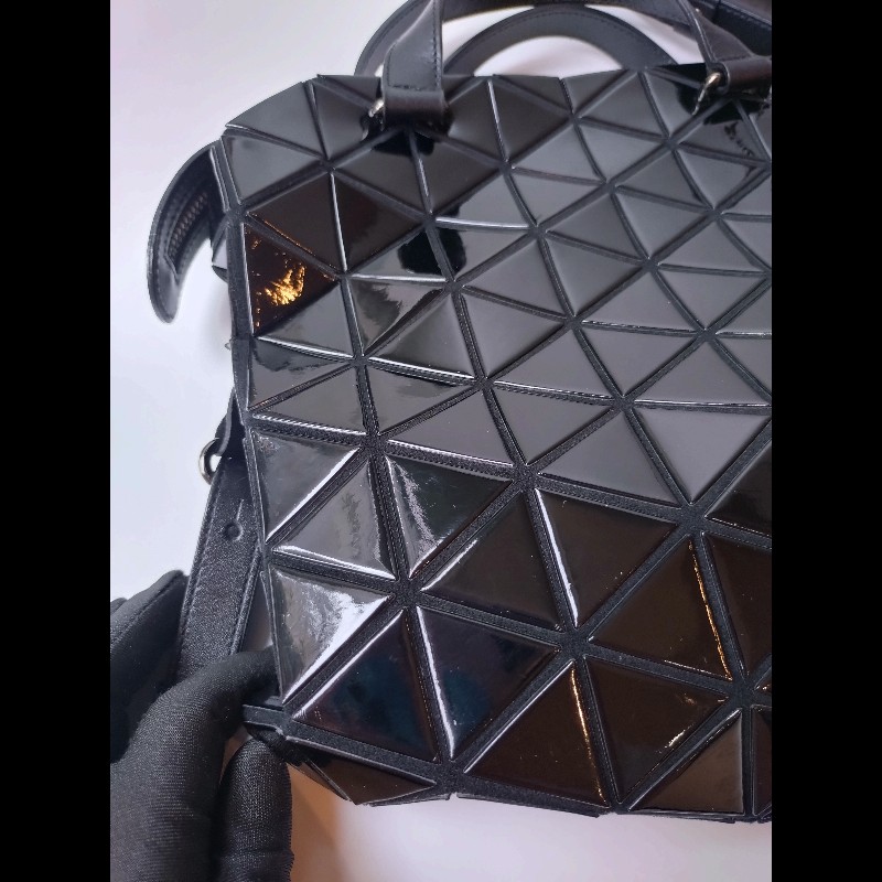 Issey Miyake BAOBAO 黑色亮格兩用波士頓包-43