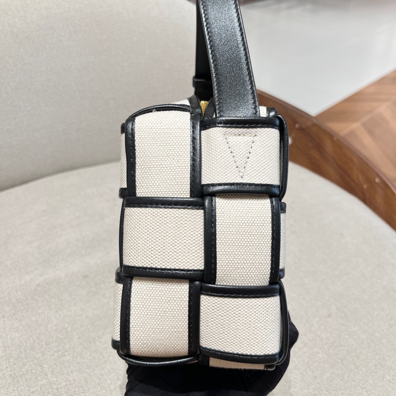 99新BV葆蝶家 CASSETTE熊貓色編織腋下枕頭包 26*10*16 肩帶可調節 中性款 男女同款-5