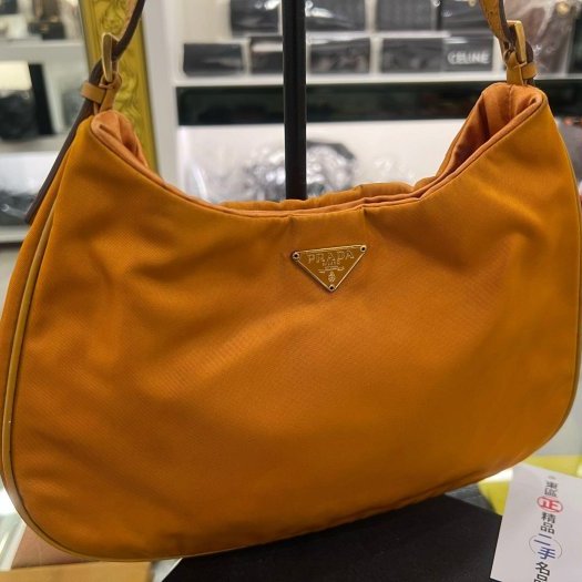 東區正精品㊣PRADA BR0104 橘色尼龍金色三角牌吸扣金鍊肩背包彎月包 RZ6420-1