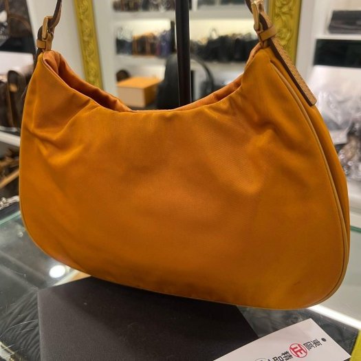 東區正精品㊣PRADA BR0104 橘色尼龍金色三角牌吸扣金鍊肩背包彎月包 RZ6420-2