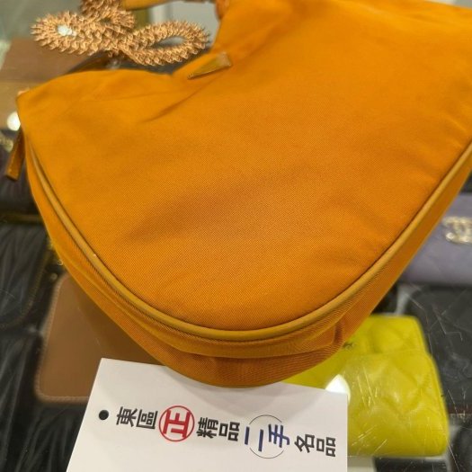 東區正精品㊣PRADA BR0104 橘色尼龍金色三角牌吸扣金鍊肩背包彎月包 RZ6420-5