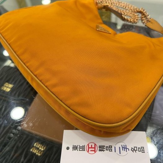 東區正精品㊣PRADA BR0104 橘色尼龍金色三角牌吸扣金鍊肩背包彎月包 RZ6420-6