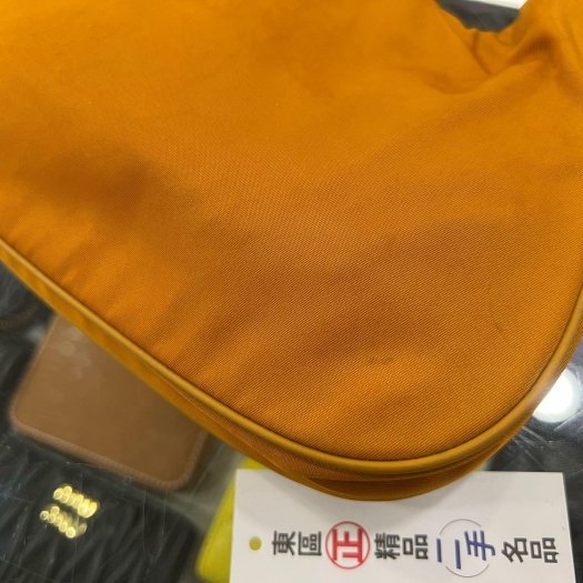 東區正精品㊣PRADA BR0104 橘色尼龍金色三角牌吸扣金鍊肩背包彎月包 RZ6420-7