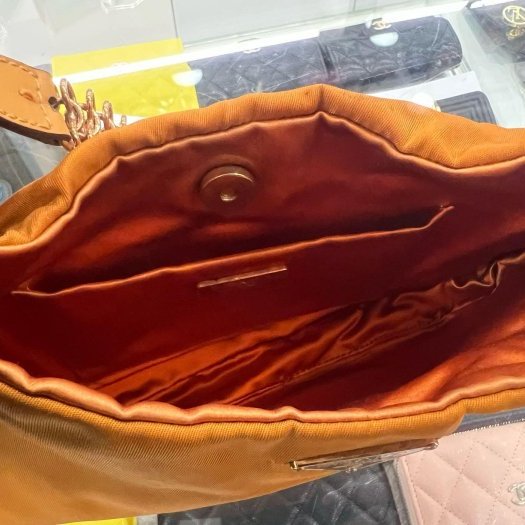 東區正精品㊣PRADA BR0104 橘色尼龍金色三角牌吸扣金鍊肩背包彎月包 RZ6420-9