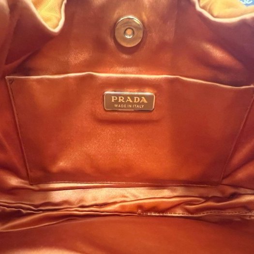 東區正精品㊣PRADA BR0104 橘色尼龍金色三角牌吸扣金鍊肩背包彎月包 RZ6420-10