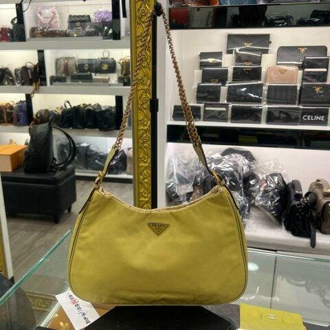 東區正精品㊣PRADA BR0104 黃色尼龍金色三角牌吸扣金鍊肩背包彎月包 RZ6421