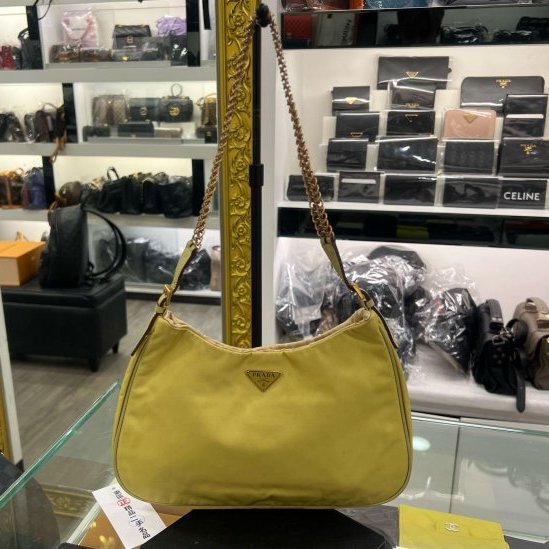 東區正精品㊣PRADA BR0104 黃色尼龍金色三角牌吸扣金鍊肩背包彎月包 RZ6421-0