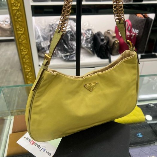 東區正精品㊣PRADA BR0104 黃色尼龍金色三角牌吸扣金鍊肩背包彎月包 RZ6421-1