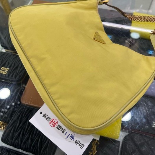 東區正精品㊣PRADA BR0104 黃色尼龍金色三角牌吸扣金鍊肩背包彎月包 RZ6421-3