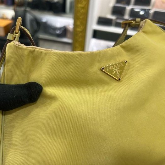 東區正精品㊣PRADA BR0104 黃色尼龍金色三角牌吸扣金鍊肩背包彎月包 RZ6421-4