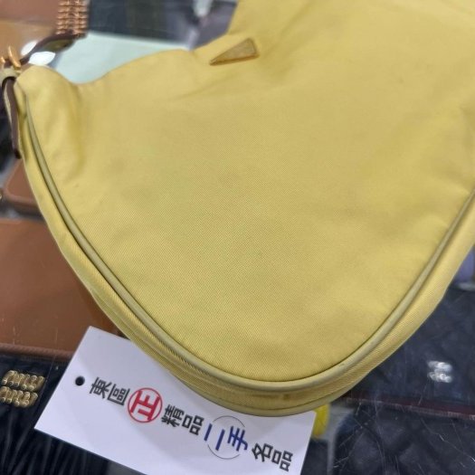 東區正精品㊣PRADA BR0104 黃色尼龍金色三角牌吸扣金鍊肩背包彎月包 RZ6421-5
