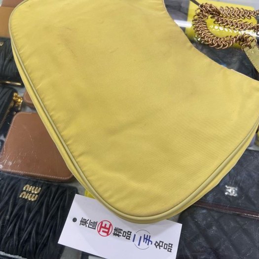東區正精品㊣PRADA BR0104 黃色尼龍金色三角牌吸扣金鍊肩背包彎月包 RZ6421-6