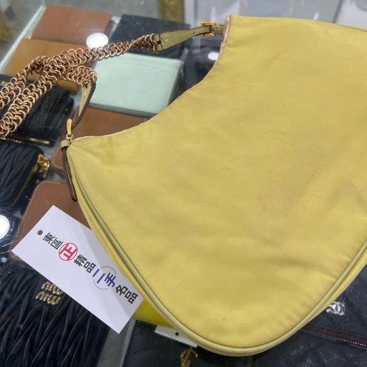 東區正精品㊣PRADA BR0104 黃色尼龍金色三角牌吸扣金鍊肩背包彎月包 RZ6421-7