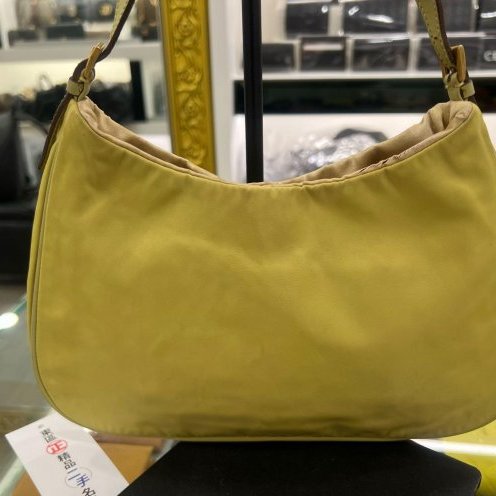 東區正精品㊣PRADA BR0104 黃色尼龍金色三角牌吸扣金鍊肩背包彎月包 RZ6421-8
