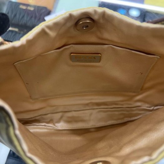 東區正精品㊣PRADA BR0104 黃色尼龍金色三角牌吸扣金鍊肩背包彎月包 RZ6421-10