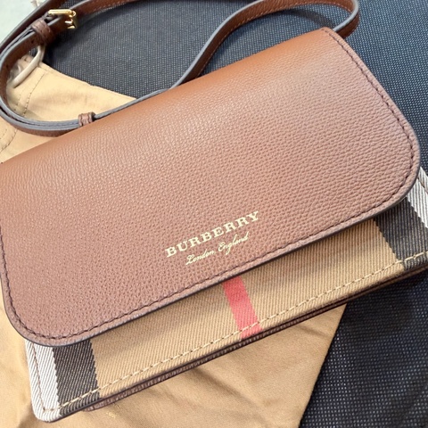 Burberry 經典格紋棕色小方包