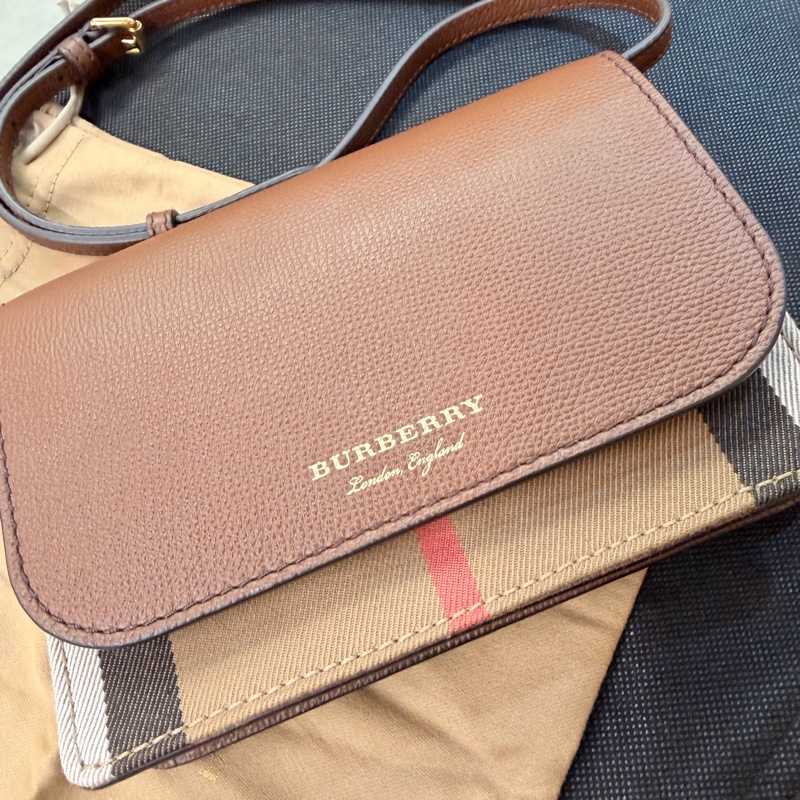Burberry 經典格紋棕色小方包-0