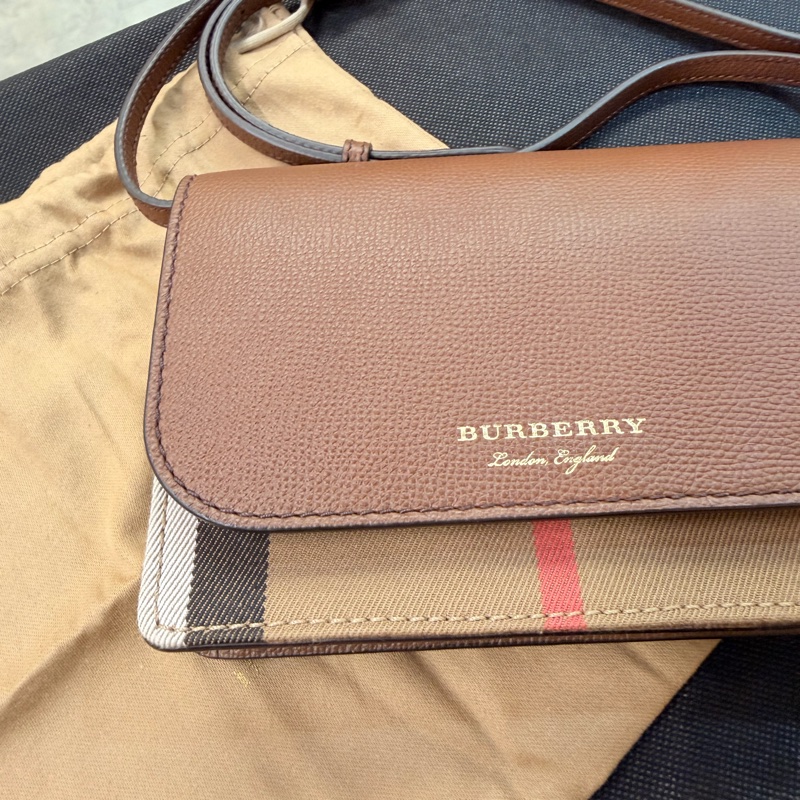 Burberry 經典格紋棕色小方包-1