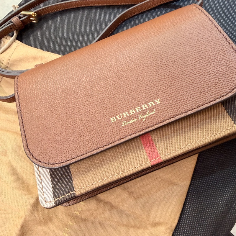 Burberry 經典格紋棕色小方包-2