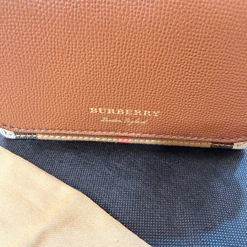 Burberry 經典格紋棕色小方包-5