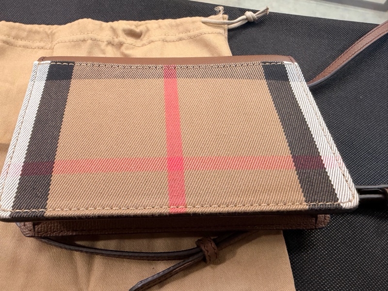 Burberry 經典格紋棕色小方包-7