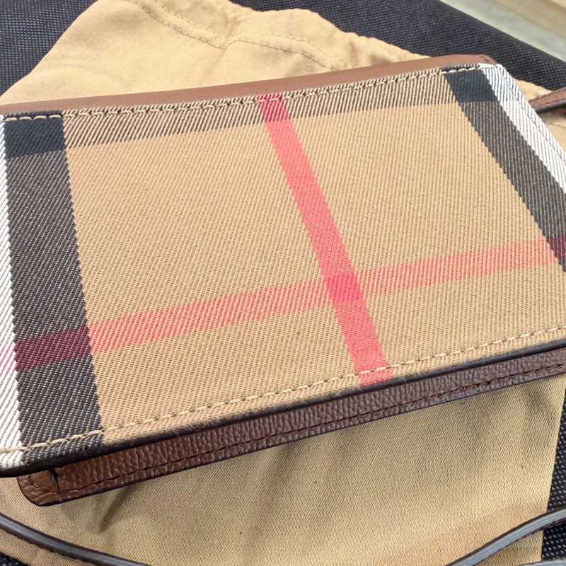 Burberry 經典格紋棕色小方包-8
