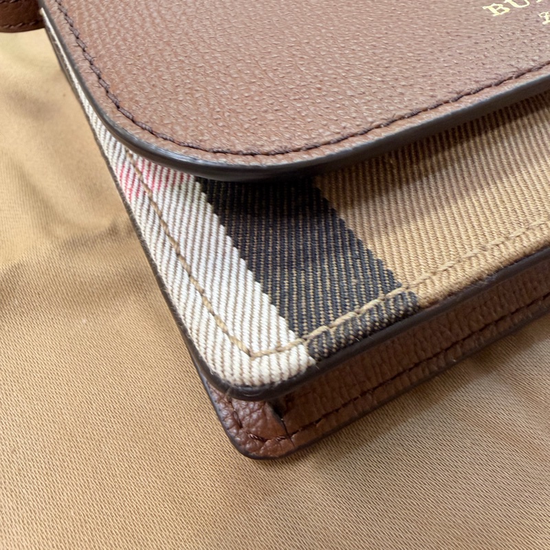 Burberry 經典格紋棕色小方包-9