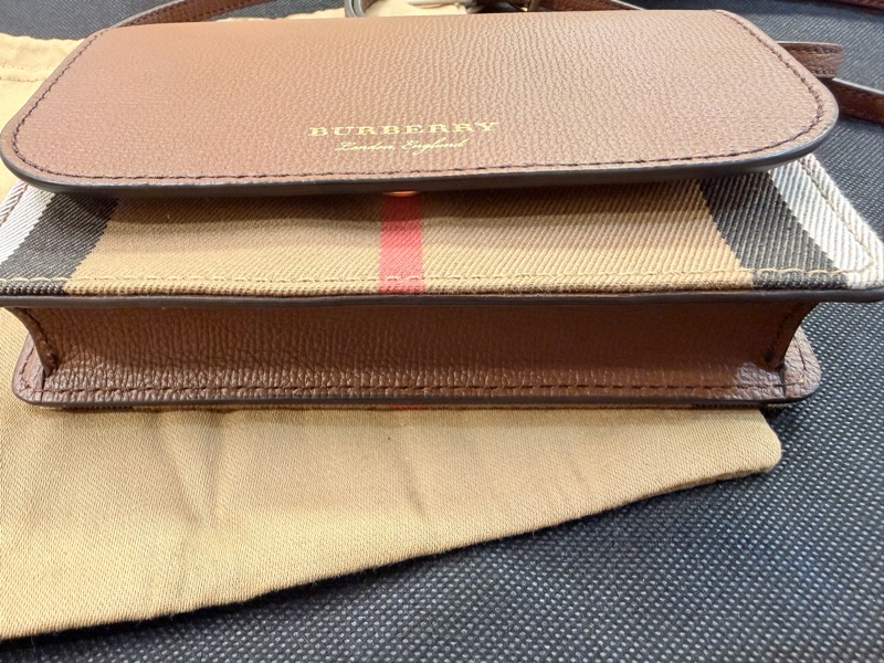 Burberry 經典格紋棕色小方包-11