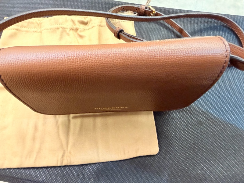Burberry 經典格紋棕色小方包-12