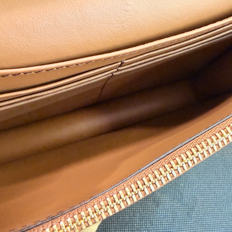 Burberry 經典格紋棕色小方包-16