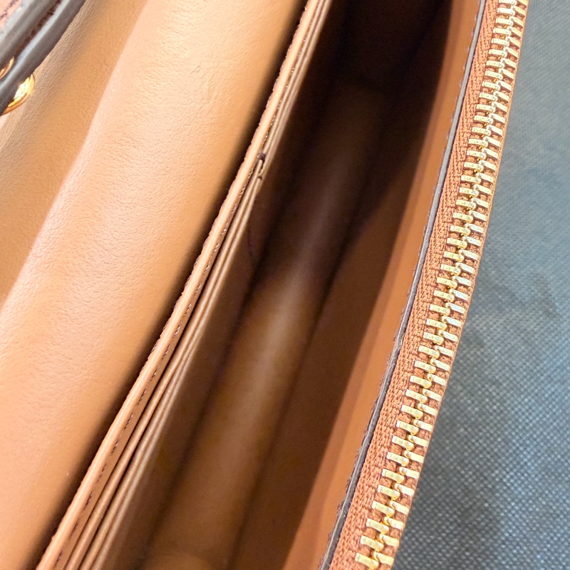 Burberry 經典格紋棕色小方包-18