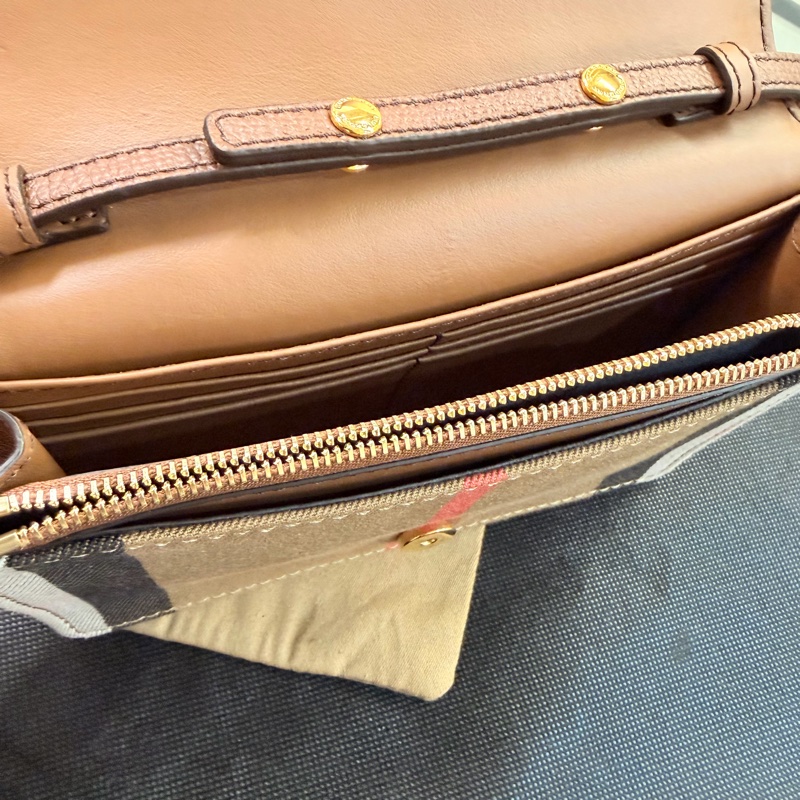 Burberry 經典格紋棕色小方包-20