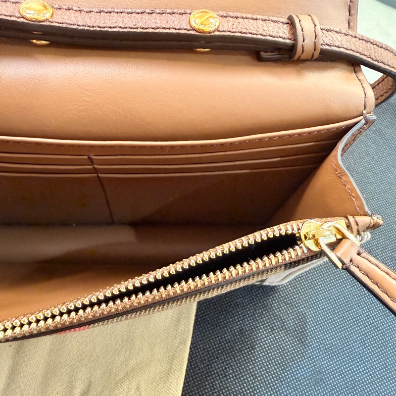Burberry 經典格紋棕色小方包-21