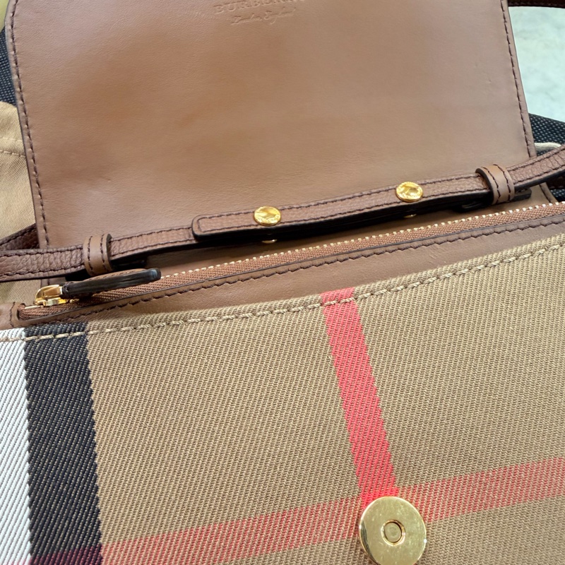 Burberry 經典格紋棕色小方包-22
