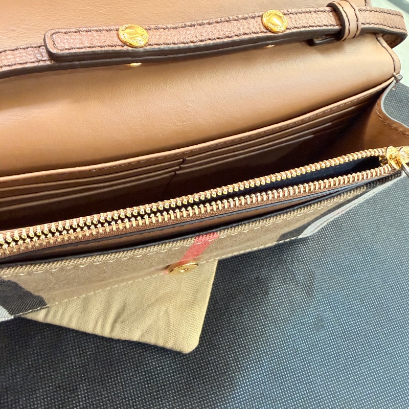 Burberry 經典格紋棕色小方包-23