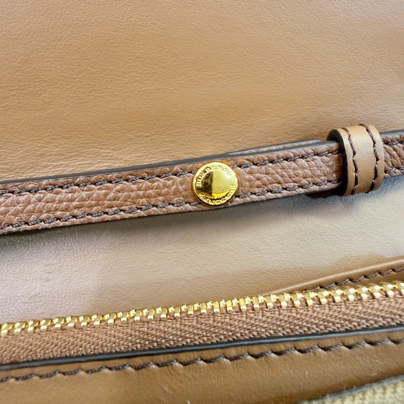 Burberry 經典格紋棕色小方包-29