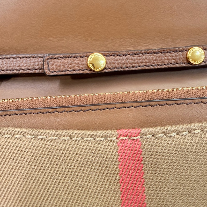 Burberry 經典格紋棕色小方包-30